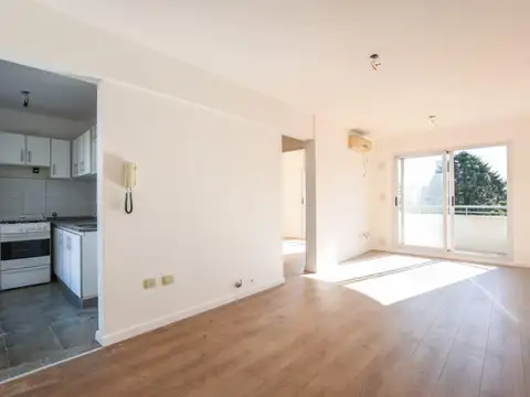 Hermoso semipiso de un dormitorioScuba XV .Av. Pellegrini y frente a la plaza López.