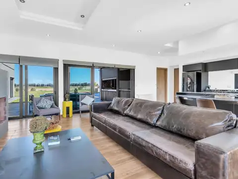 Casa en Alquiler con 2 cocheras