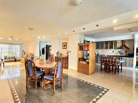 Casa de 5 ambientes con dependencia, playroom, jardin y piscina