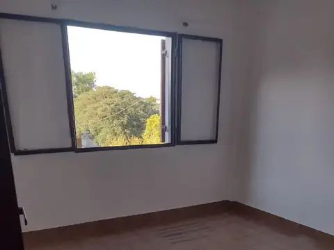 DEPARTAMENTO TRES AMBIENTES EN 2° PISO POR ESCALERA - BARRIO LUZ Y FUERZA EZPELETA  SOBRE CENTENARIO