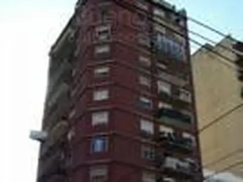 Excelente depto 3 dorm y dep al fte bc{on, baño compl cocina com y lav indep 2 entradas.