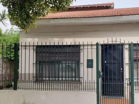 CASA 4 AMB C/COCHERA Y PATIO + DEPTO 2 AMB C/COCHERA