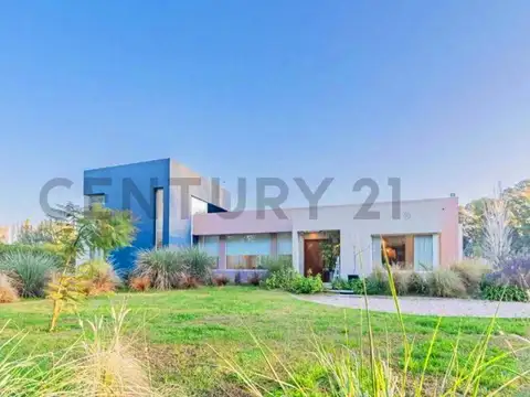Venta de increible Casa en Campos de Roca I