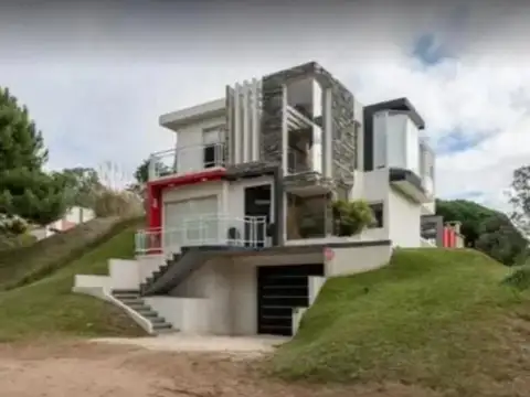 Casa en alquiler temporario - 3 Dormitorios 3 Baños - Cochera - 490Mts2 - Valeria del Mar