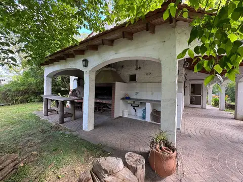 Lote 1.485 m² c/ Casa de 4 amb y casa de caseros - Pileta - San Sebastián