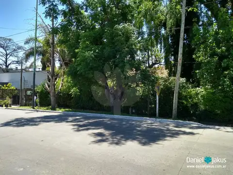 IMPORTANTE FRACCION SOBRE AV. 7 E/ 514 Y 515, RINGUELET IDEAL EMPRENDIMENTO COMERCIAL O HABITACIONAL