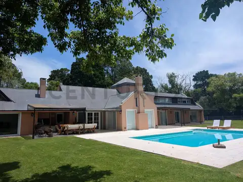 Casa en Venta con 3 cocheras