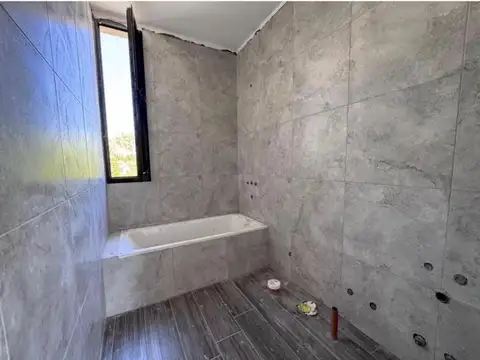 CASA DE 6 AMBIENTES A ESTRNAR VENTA BARRIO CERRADO