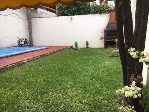 Casa dos familias con fondo