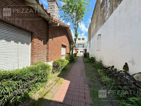 Edificio Comercial en venta. Chalet adelante. Edificio de dos plantas atras. Se vende en block