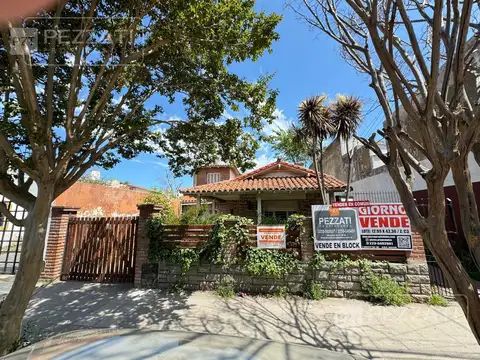 Edificio Comercial en venta. Chalet adelante. Edificio de dos plantas atras. Se vende en block