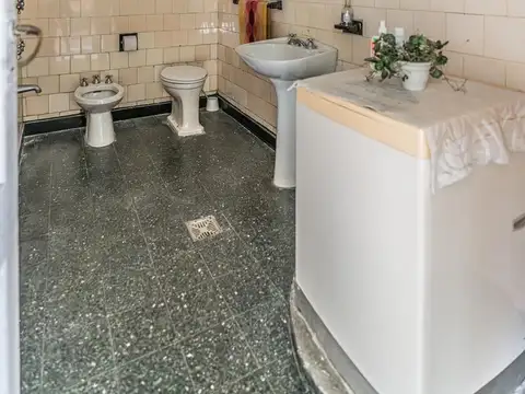 Local en Venta 64 años