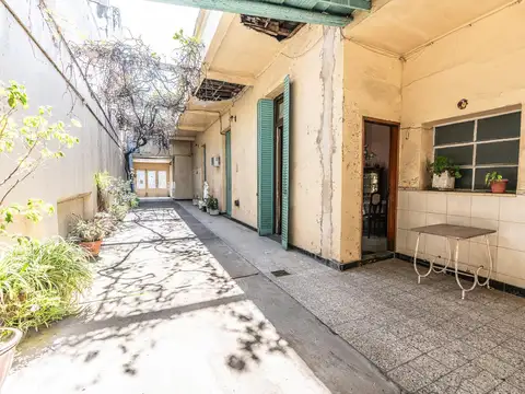 Casa en Flores en lote de 8,66 x 45 con local y galpon