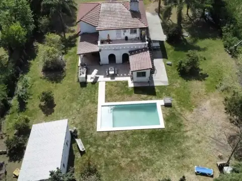 Casa 5 ambientes con 2 baños