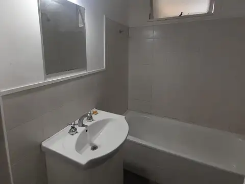 PH de 3 ambientes con dependencias y patio.