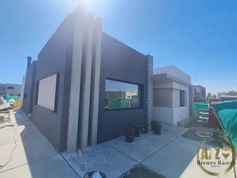 Casa 4 ambientes en venta c/ cochera en Pilar del Este - Santa Lucia