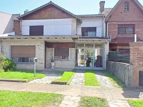 CHALET EN VENTA  HURLINGHAM CENTRO