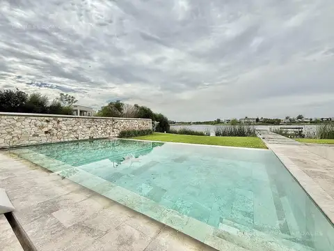 Casa en Venta con 3 cocheras