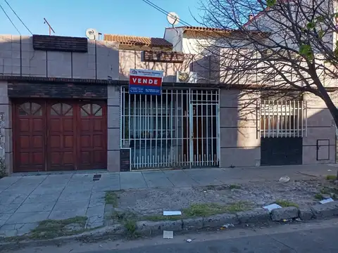 Venta de casa (3 amb) y depto.(2 amb) c/garage a metros de a