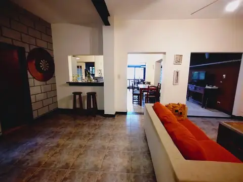 Casa 6 ambientes con 2 baños