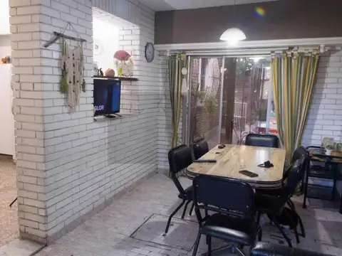 Casa 6 ambientes con 2 baños