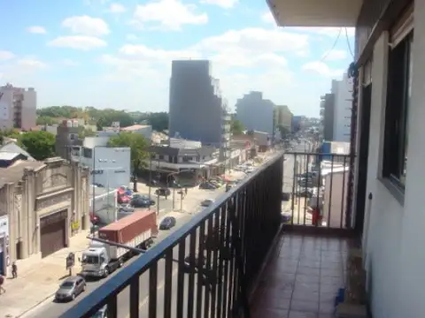 4 AMBIENTES FRENTE BALCON 77 MTS 2 BAÑOS COCINA COMEDOR PISOS PARQUET PLACAR LAVADERO EXC UBICACIÓN