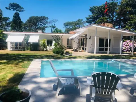 Casa con gran jardín y piscina en alquiler