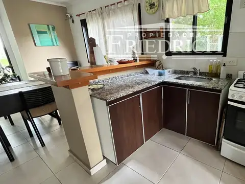 Casa en Alquiler con 2 cocheras