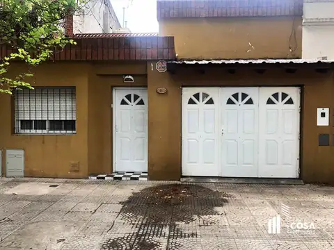 En venta casa 3 dormitorios Barrio Parque con jardín