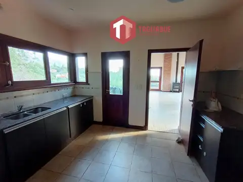 Casa 6 ambientes con 2 baños