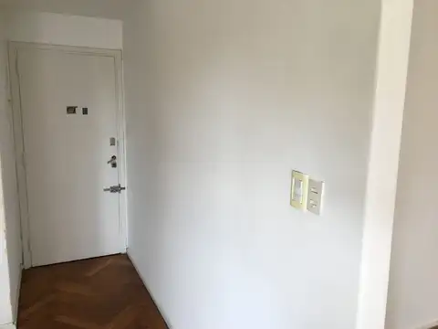 EXCELENTE UBICACION - RECIEN PINTADO - BALCON - TODO LUZ - AMBIENTES AMPLIOS