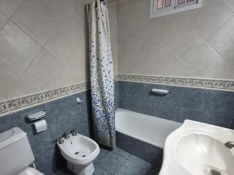 EXCELENTE CASA  DE 3 AMB, CON GARAGES Y FONDO LIBRE