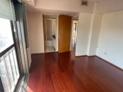 Amplio con dependencia frente al Rio