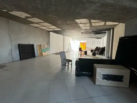 Local en  zona comercial amplio y plantas libres