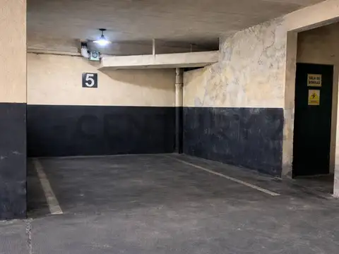 Cochera cubierta con ubicación estratégica en el barrio de Almagro.