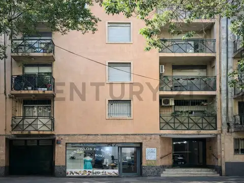 Cochera cubierta con ubicación estratégica en el barrio de Almagro.