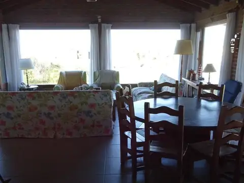 Casa 5 ambientes con 4 baños