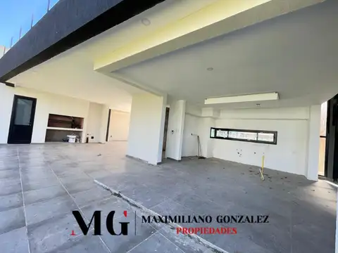 Casa en Venta con 2 cocheras