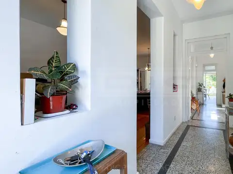 O higgins  al 100 entre Aristobulo del Valle y las vias