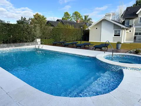 Casa en Venta con 2 cocheras