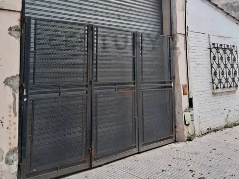 VENTA - Galpon en Flores - Lote propio