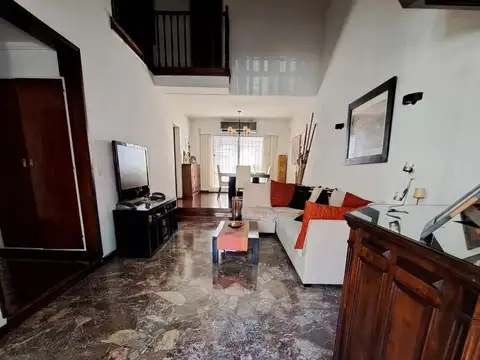 Casa 6 ambientes con 2 baños