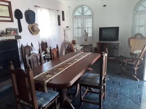 VENDO EXCELENTE CASA EN 1 DE MAYO 
