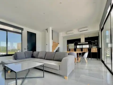 Casa 6 ambientes con 4 baños