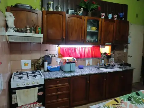 Hermosa casa en planta alta, con dos locales comerciales y d