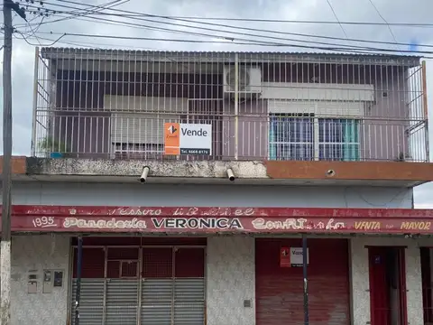 Hermosa casa en planta alta, con dos locales comerciales y depósito - José C. Paz