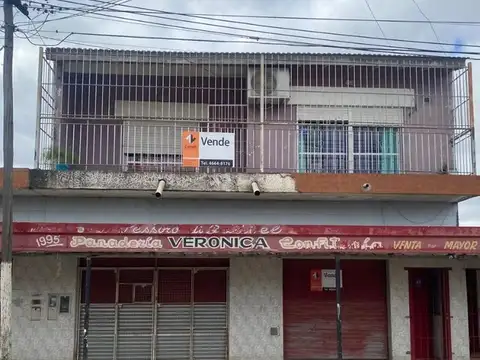Hermosa casa en planta alta, con dos locales comerciales y d