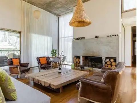 Casa 6 ambientes con 4 baños