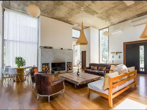 Casa en Venta con 2 cocheras