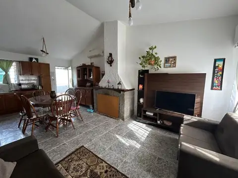 Casa 6 ambientes con 2 baños